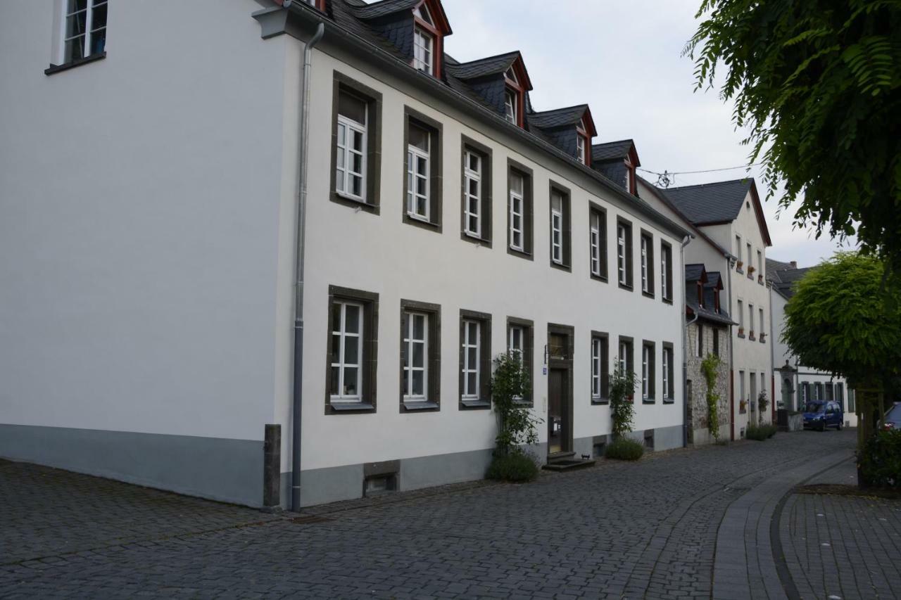Stiftsherrenhaus Munstermaifeld Exterior photo